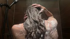 Mýt si vlasy ráno nebo večer: která možnost je udrží déle čisté a silné?