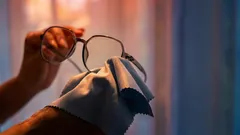 Ani čisticí prostředky, ani alkohol: správný způsob, jak vyčistit čočky bez poškození skel