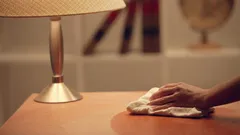 Proč se prach po úklidu pořád dostává do domu, i když jsou okna zavřená?