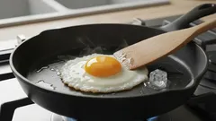 Tenhle trik vám změní život: proč při smažení vajec přidat kostku ledu?