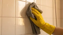 Jak vyčistit obklady v koupelně, aniž by na nich zůstaly mýdlové šmouhy