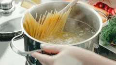 Proč byste neměli vylévat vodu, ve které se vařily těstoviny, do dřezu