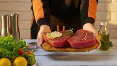 Proč byste neměli mýt syrové maso pod kohoutkem před přípravou?