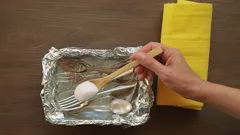 Vraťte zašlému stříbru lesk: podrobný postup s použitím alobalu a jedlé sody