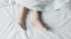 Spát v ponožkách: Je to zdravé, nebo škodlivé? Co na to doopravdy říká věda?