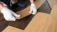 Není to laminát ani dlažba, ale něco lepšího: podlahová krytina, která se dokonale hodí do vašeho domova