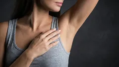 Nepříjemný zápach potu v podpaží: příčiny a jak se ho zbavit