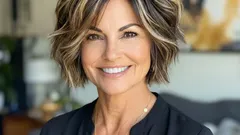 Střihy po čtyřicítce: jaký účes vybrat, abyste vypadala stylově i bez úpravy vlasů