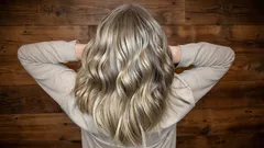 Nejlepší způsoby, jak nenápadně zakrýt šediny: módní techniky, které je skrývají