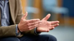 Z psychologického hlediska: co znamená časté používání gest při rozhovoru?