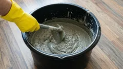 Nalévat vodu do cementu, nebo naopak? Zapamatujte si správný postup při míchání malty