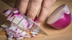 Jak odstranit z rukou zápach cibule: šéfkuchařka prozradila 4 osvědčené triky
