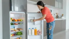 Položím sklenici s tímto prostředkem na polici – a v ledničce je vždy svěží a příjemná vůně.