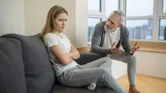 7 návyků, které starší lidé považují za slušné, ale mladé dráždí