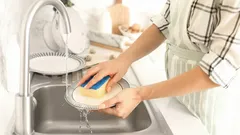 Vypadá to neškodně, ale vystavuje vás škodlivým bakteriím: chyba, které se při mytí nádobí dopouští mnoho lidí.