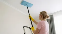 Čím umýt napínaný strop, aby nezůstaly šmouhy: osvědčený postup zkušených hospodyněk