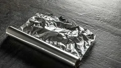 Proč se dvě strany hliníkové fólie liší a k čemu se každá z nich používá?