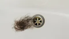 Jak vyčistit ucpaný odtok ve sprše od vlasů a zbavit se zápachu