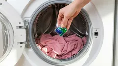Proč se kapsle do praní v pračce nerozpouštějí: nejčastější chyby