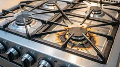 Žádné drahé prostředky ani bělidla: jak vyčistit varnou desku, aby na ní nezůstaly mastné šmouhy