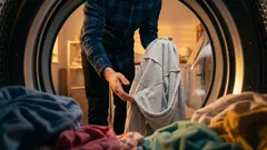 Proč při praní obracet oblečení naruby? Pět pádných důvodů, proč to dělat