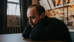 V jakém věku se lidé cítí nejvíce nešťastní: studie vědců