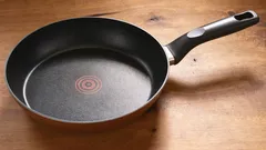 Čistá pánev za 60 minut: jak odstranit letitý připálený nános bez chemie